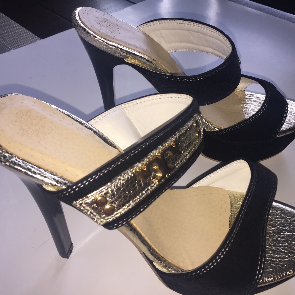 Tory Burch Black and Gold Heels Size 7